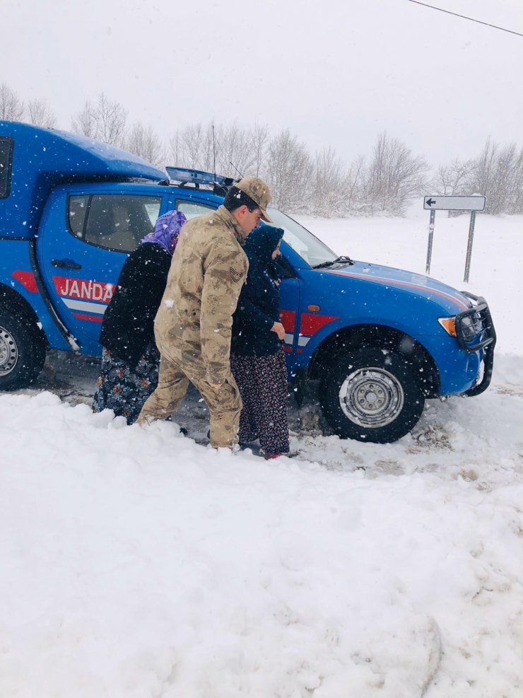 Jandarma karda evinde mahsur kalan 3 diyaliz hastası için seferber oldu