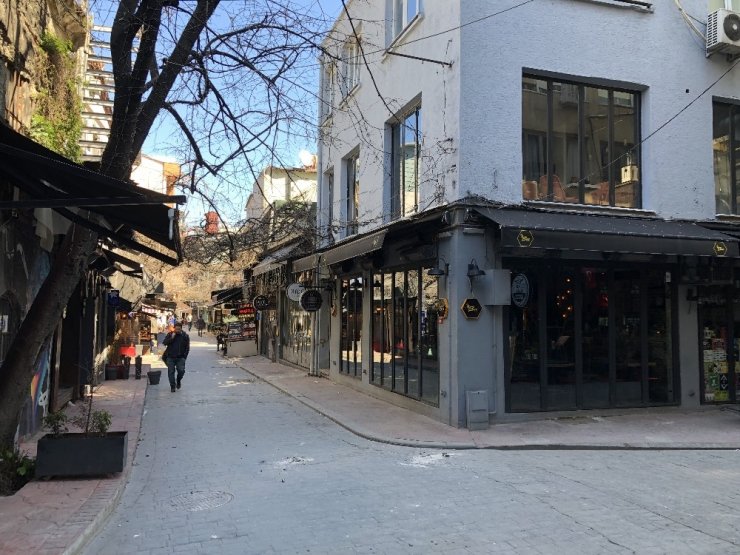 Kafeler kepenk indirdi, restoranlar açık
