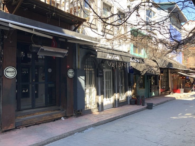 Kafeler kepenk indirdi, restoranlar açık
