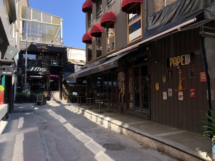 Kafeler kepenk indirdi, restoranlar açık