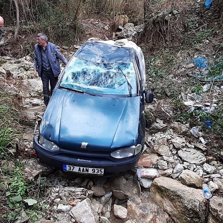Otomobil uçuruma yuvarlandı, aile ölümden döndü