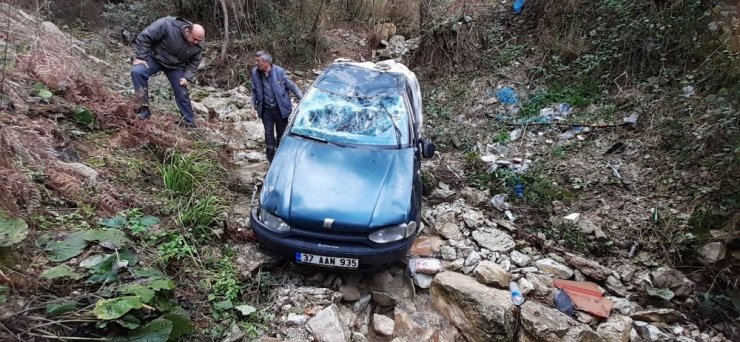 Otomobil uçuruma yuvarlandı, aile ölümden döndü