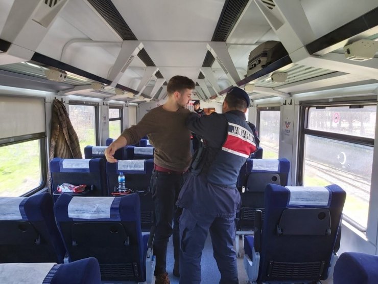 Manisa’da jandarmadan trende asayiş uygulaması