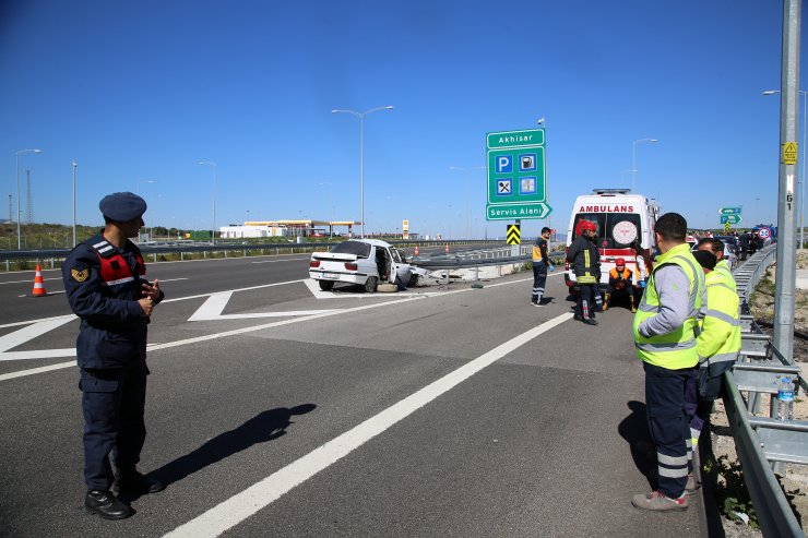 GÜNCELLEME - Manisa'da otomobil bariyerlere çarptı: 3 ölü, 1 ağır yaralı