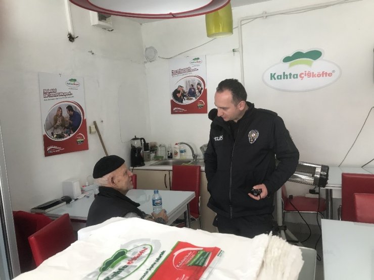 Esnafın dikkatiyle yönünü şaşıran yaşlı adam evine götürüldü