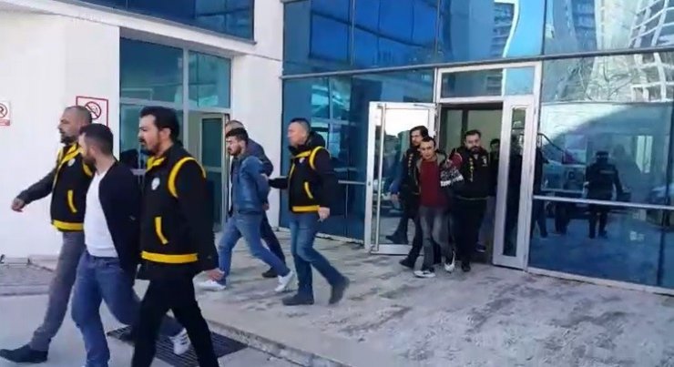 Otomobilde infaz edip acil servis kapısına bıraktılar