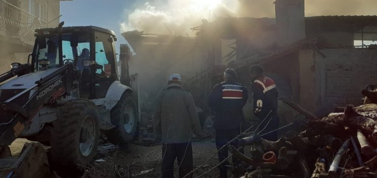 Pazarlar’da ev yangını: 1 ölü