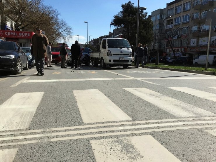 Yayaya yol vermek için duran kamyonete, cip çarptı