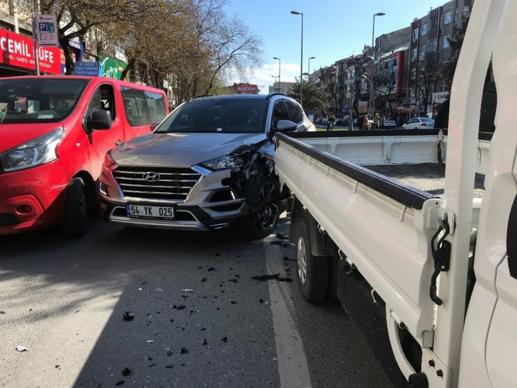 Yayaya yol vermek için duran kamyonete, cip çarptı