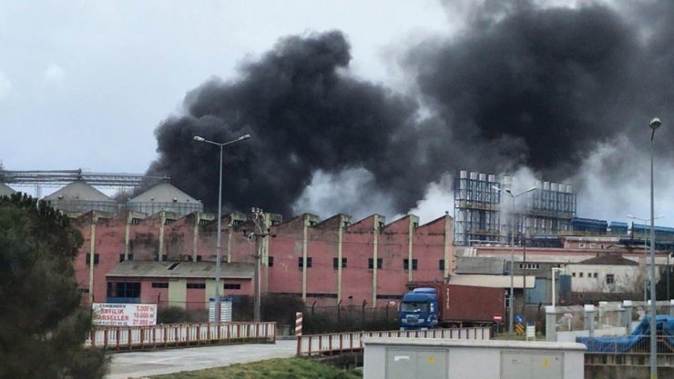 Samsun’da lastik ayakkabı fabrikasında yangın çıktı, 3 kişi hastanelik oldu