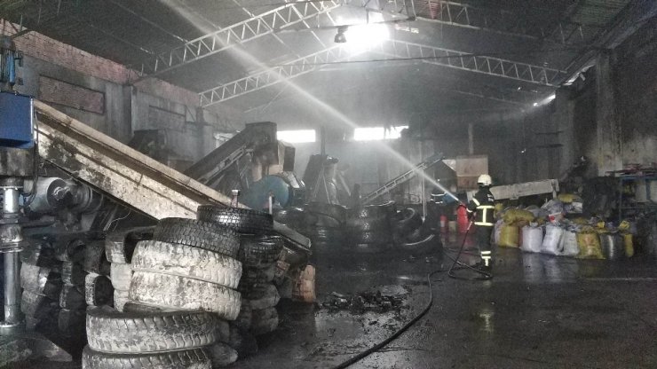 Samsun’da lastik ayakkabı fabrikasında yangın çıktı, 3 kişi hastanelik oldu