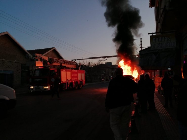 Servis aracı yol üzerinde alev alev yandı