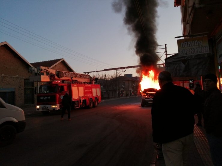 Servis aracı yol üzerinde alev alev yandı