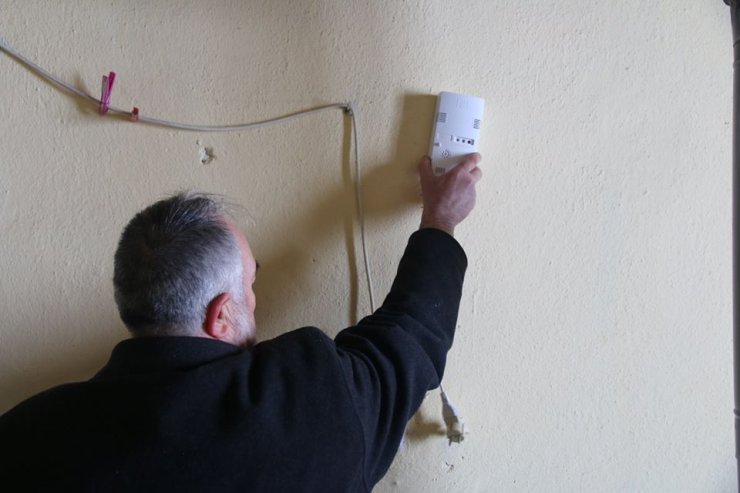 Ulaş'ta karbonmonoksit zehirlenmelerine karşı evlere duman dedektörü takıldı