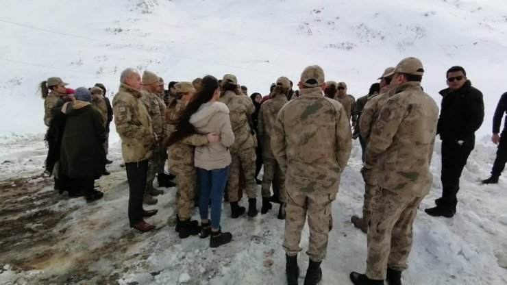Çığ felaketinde şehit düşen askerlerin aileleri facia bölgesinde