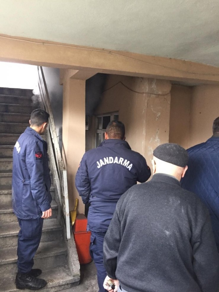 Kömürlükte çıkan yangın bina sakinlerini korkuttu