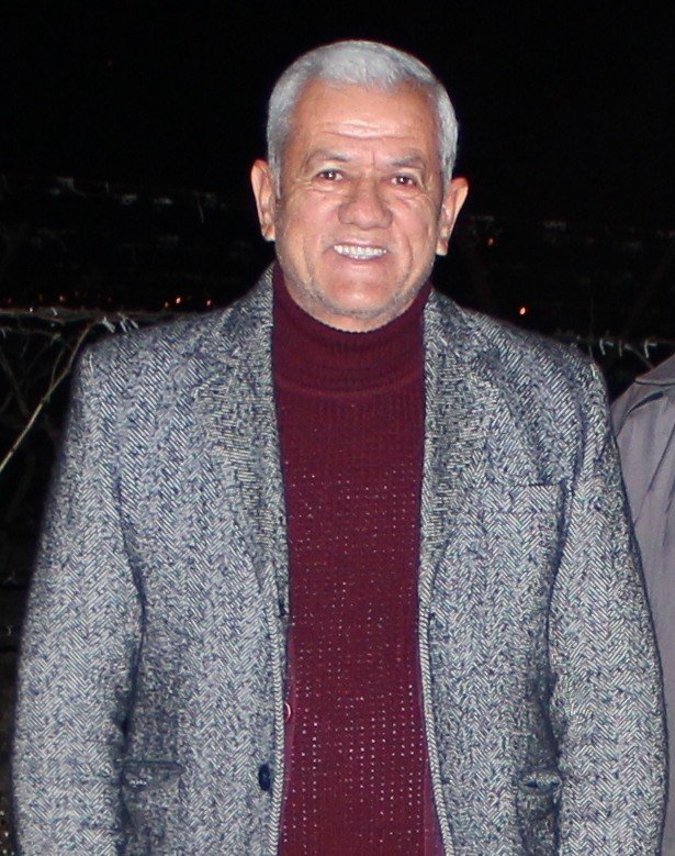 Üzüm bağları dondan zarar görmesin diye lastik yaktılar