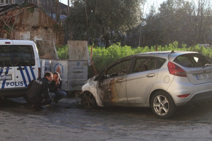 Antalya’da otomobil cayır cayır yandı