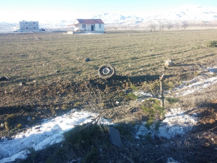 Antalya’da kamyonet tarlaya uçtu: 2 yaralı