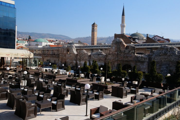 Avrupa'da Kovid-19 vakaları arttıkça tedbirler de sıkılaştırılıyor