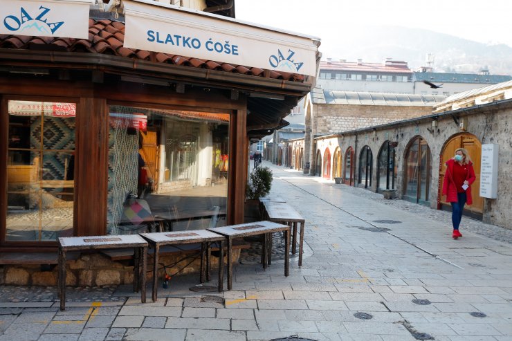 Avrupa'da Kovid-19 vakaları arttıkça tedbirler de sıkılaştırılıyor