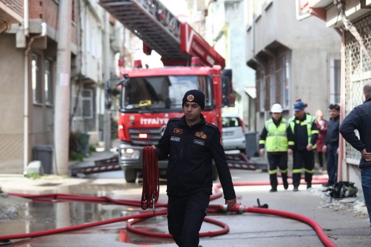 Bursa’da yangında 2 kişi dumandan etkilendi