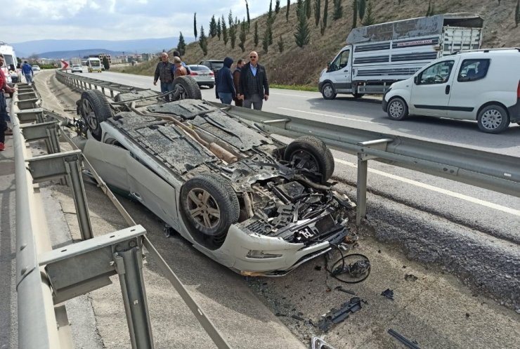 Defalarca takla atan otomobilden 3 kişi sağ kurtuldu