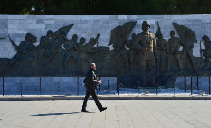 Çanakkale'de vatandaşlar, Şehitler Abidesi'nde şehitler için dua etti