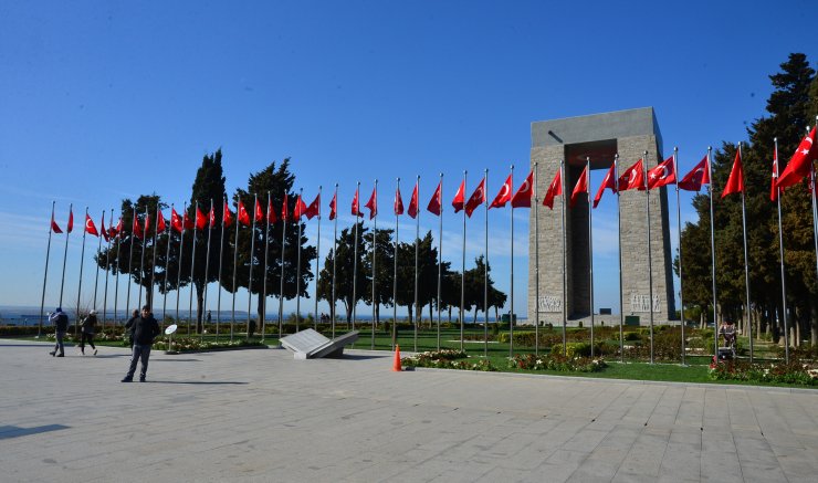 Çanakkale'de vatandaşlar, Şehitler Abidesi'nde şehitler için dua etti