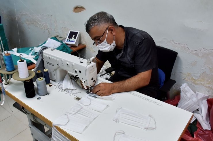 Diyarbakır Gazi Yaşargil Eğitim Araştırma Hastanesi kendi maskelerini üretiyor