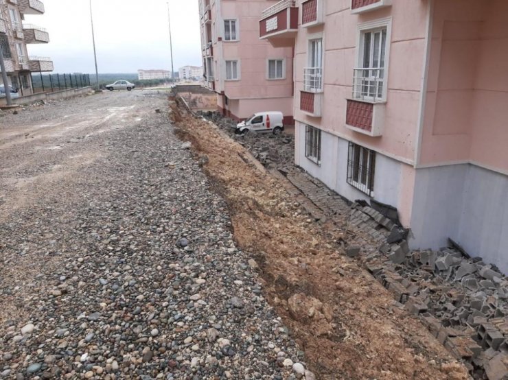Yıldırım duvarı yıktı
