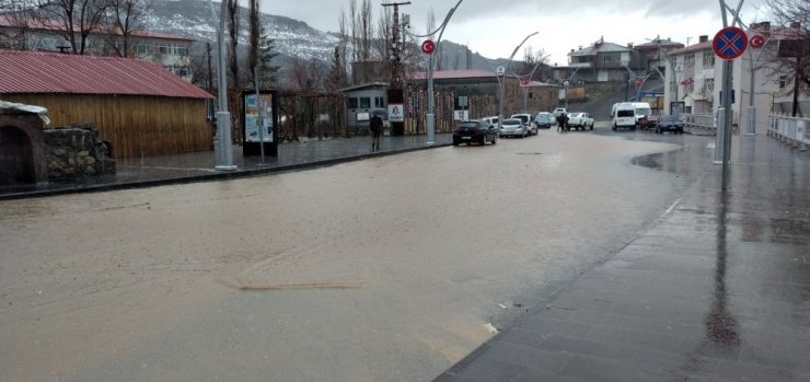 Çukurca’da etkili olan sağanak sele dönüştü