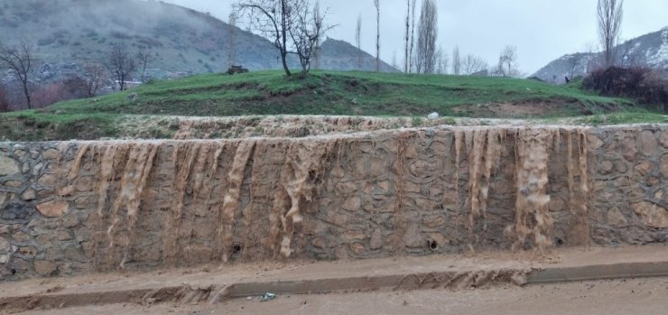 Çukurca’da etkili olan sağanak sele dönüştü