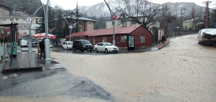 Çukurca’da etkili olan sağanak sele dönüştü