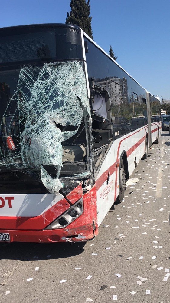 İzmir’de 3 aracın karıştığı kaza anı güvenlik kamerasına yansıdı