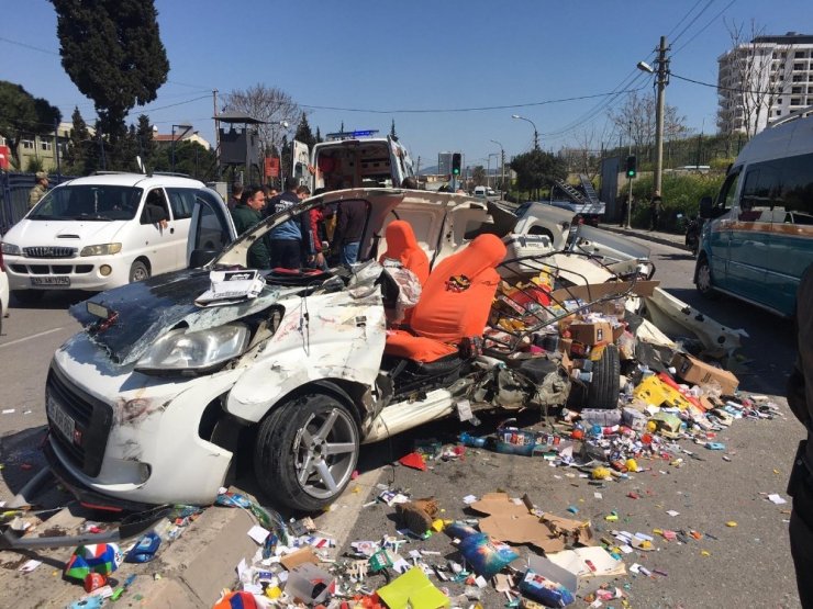 İzmir’de 3 aracın karıştığı kaza anı güvenlik kamerasına yansıdı