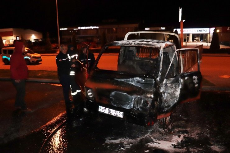 Park halindeki kamyonet yanarak kullanılamaz hale geldi