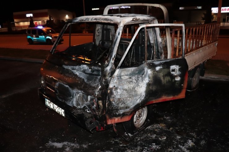 Park halindeki kamyonet yanarak kullanılamaz hale geldi