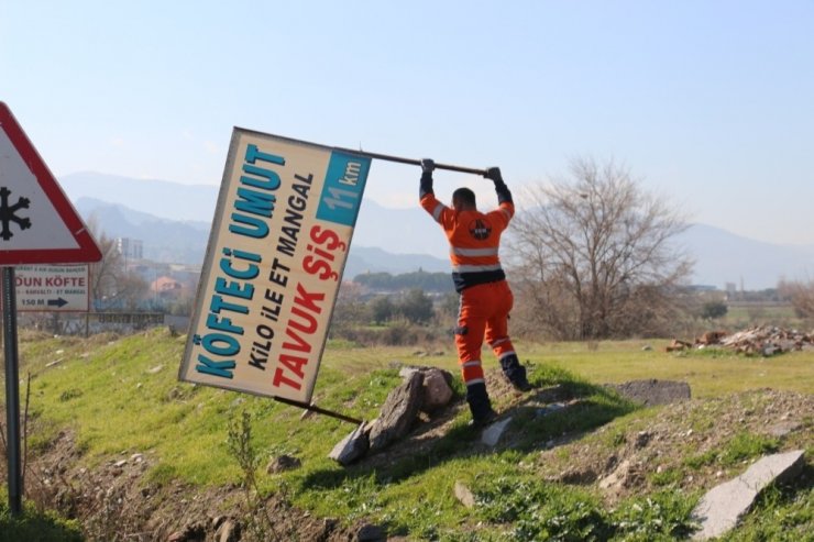 İzinsiz totem ve tanıtım levhaları toplandı
