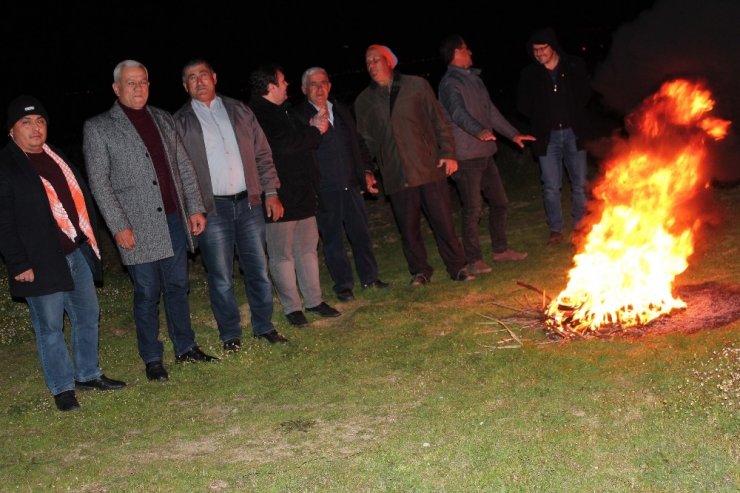 Üzüm bağları dondan zarar görmesin diye lastik yaktılar