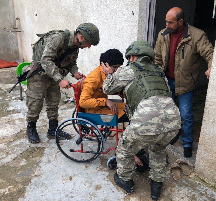 Mehmetçikten terör örgütünün mayınlı saldırısında yaralanan kız çocuğuna tekerlekli sandalye