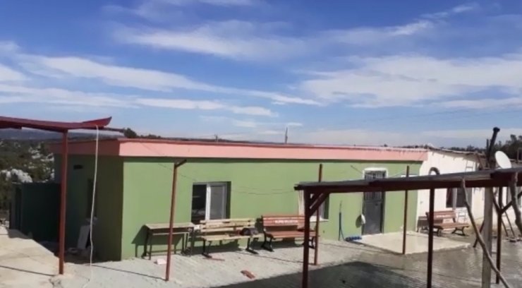 Mersin’de fırtına cami çatısını uçurdu