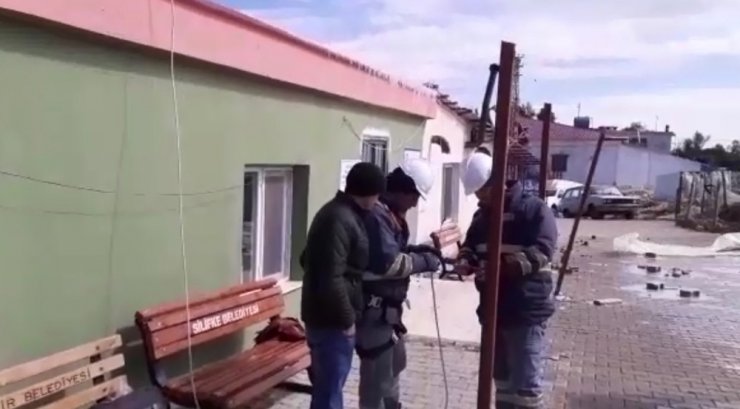 Mersin’de fırtına cami çatısını uçurdu