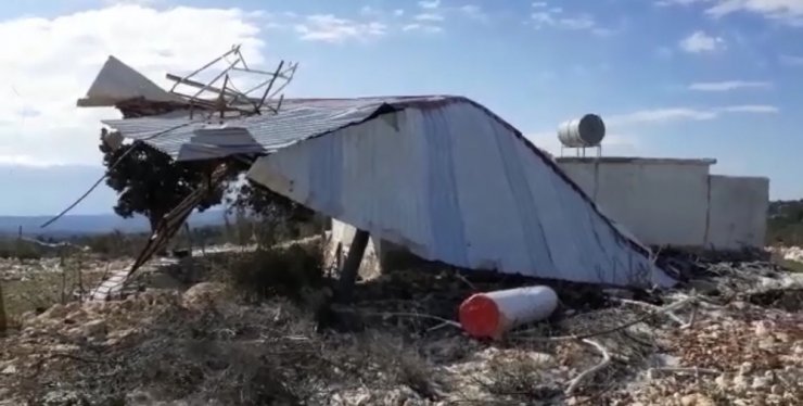 Mersin’de fırtına cami çatısını uçurdu