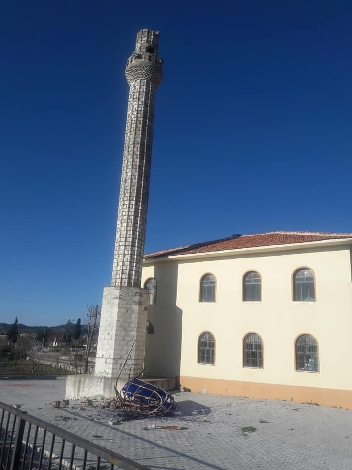 Şiddetli rüzgar minareyi yıktı