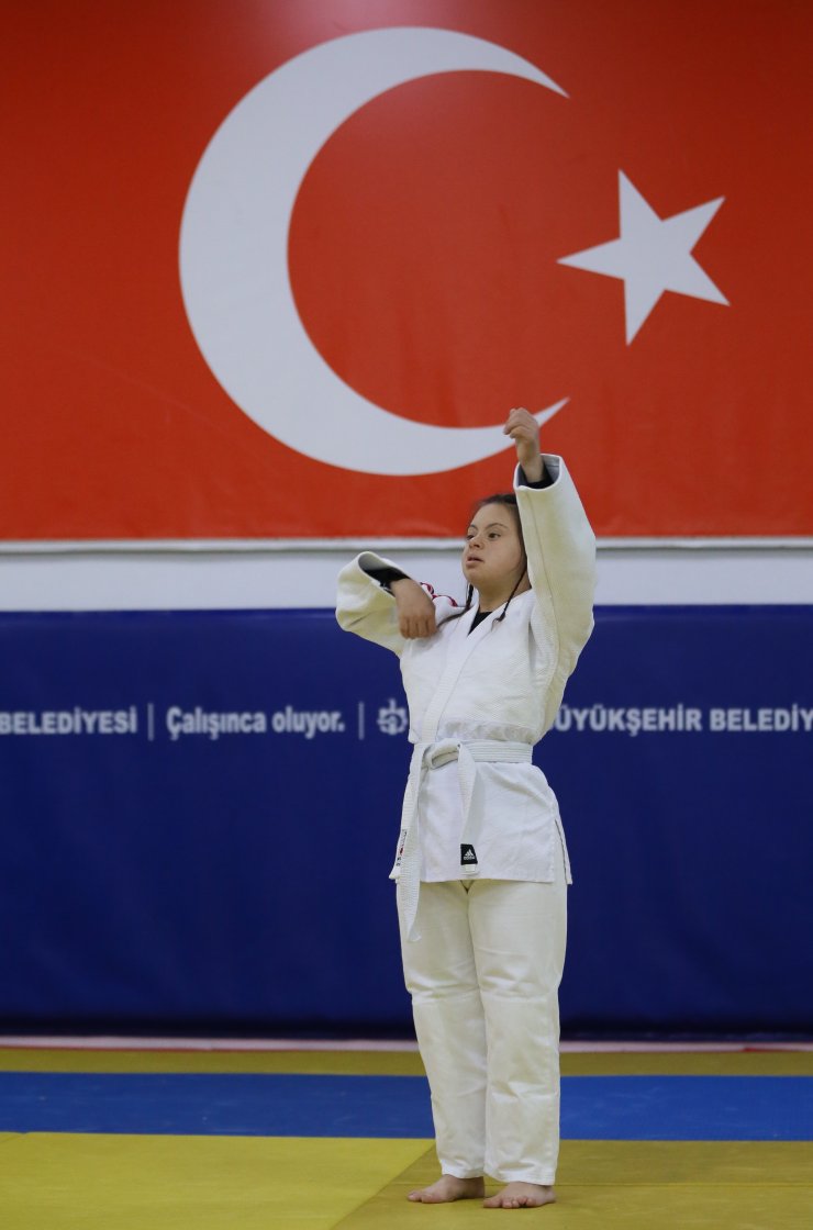 Tatami ve havuzun özel sporcusu: Şevval Devrim