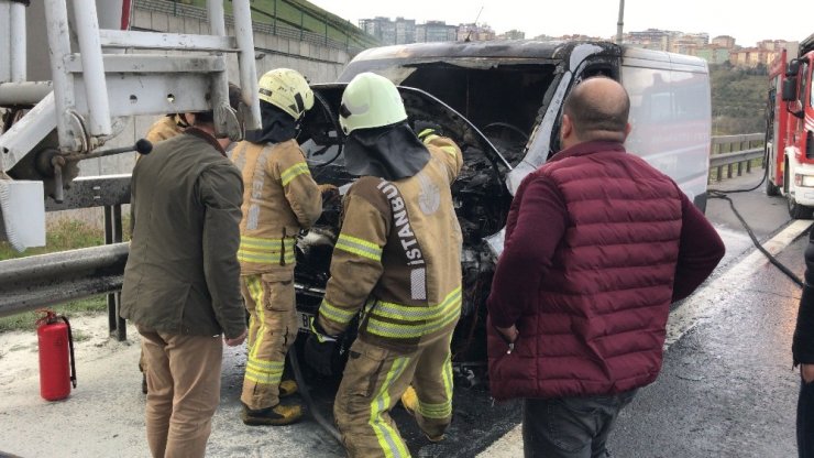 TEM Otoyolu’nda oto yangına hortumlu müdahale