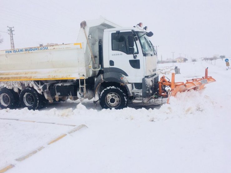 Tomarza Belediyesi karla mücadele çalışması yaptı