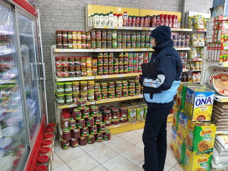 Ulaş Belediyesi zabıta ekipleri marketleri denetledi