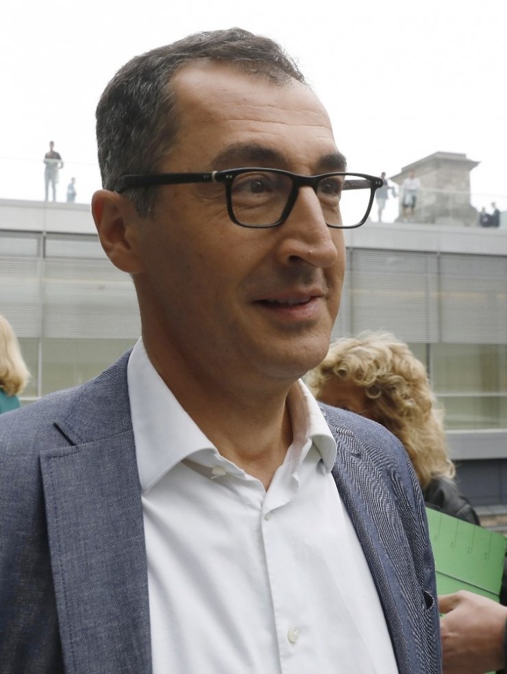 AB Brexit Başmüzakerecisi Barnier ve siyasetçi Özdemir korona virüsüne yakalandı